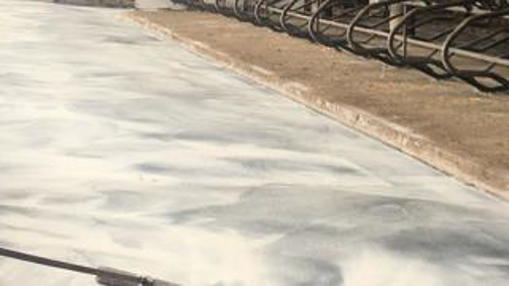 25 à 30 mmd’épaisseur talochés à la main. Le sol en asphalte peut être mis en service  deux à trois heures après son complet refroidissement. C’est une surface plus confortable qu’un béton rainuré. Smac